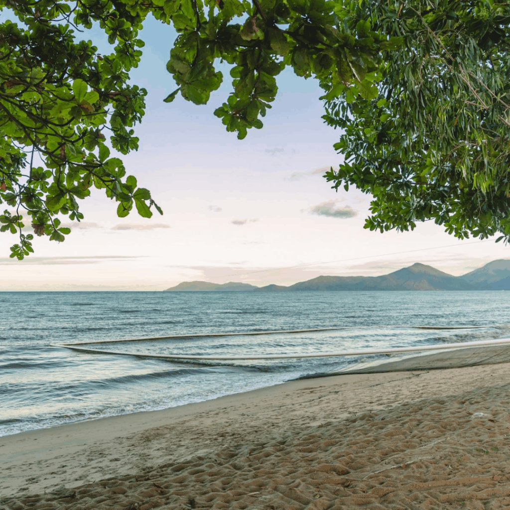 Holloways Beach cairns